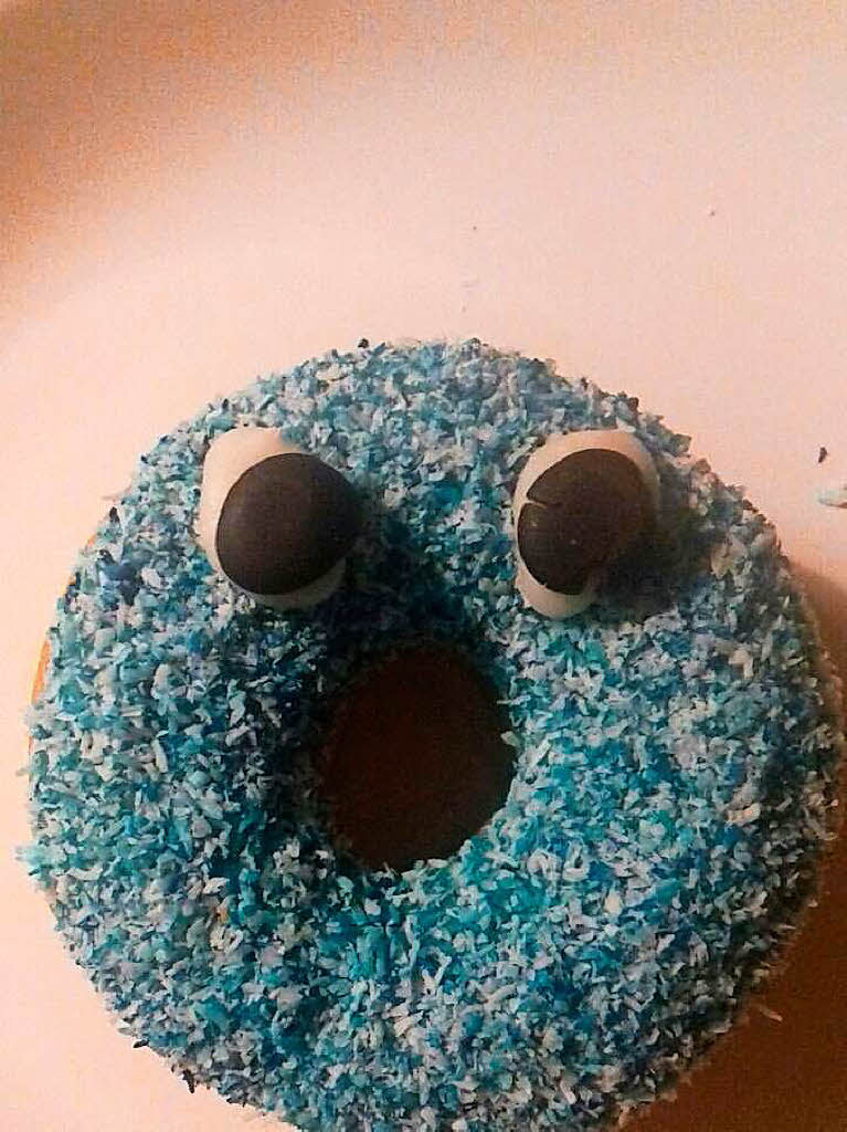 Angela Schllhorn: „Hier etwas Blaues, das ganz lecker schmeckt“ – ein Donut.