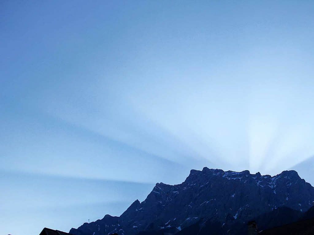 Simone Kirrmann: Sonnenaufgang hinter der Zugspitze in Erwald im Tirol.