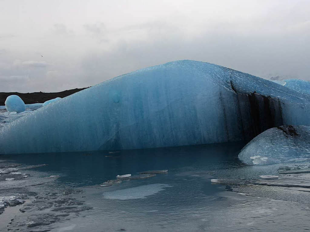 Ursula Gadenne: Das Bild entstand im Winter, im Februar 2015, auf Island, wo uns viele „blaue Augenblicke“ und Motive vor die Linse kamen. Aufgenommen in der Gletscherlagune Jkulsarlon.