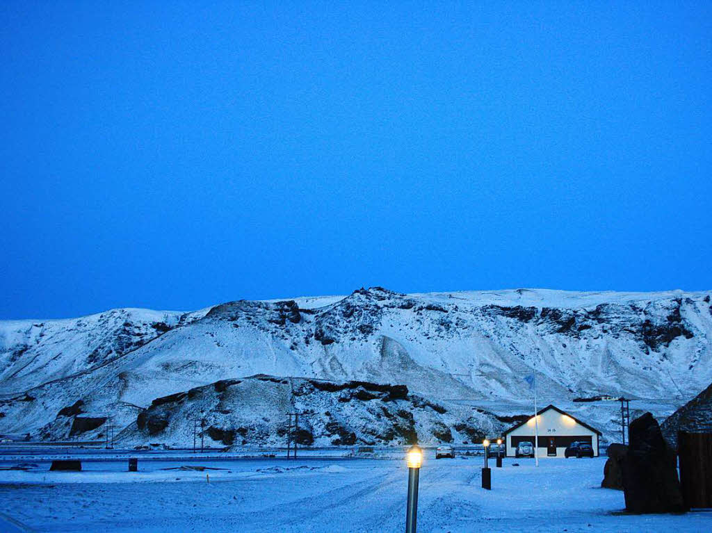 Ursula Gadenne: Das Bild entstand im Winter, im Februar 2015, auf Island, wo uns viele „blaue Augenblicke“ und Motive vor die Linse kamen. Aufgenommen morgens vor Sonnenaufgang in Vik.