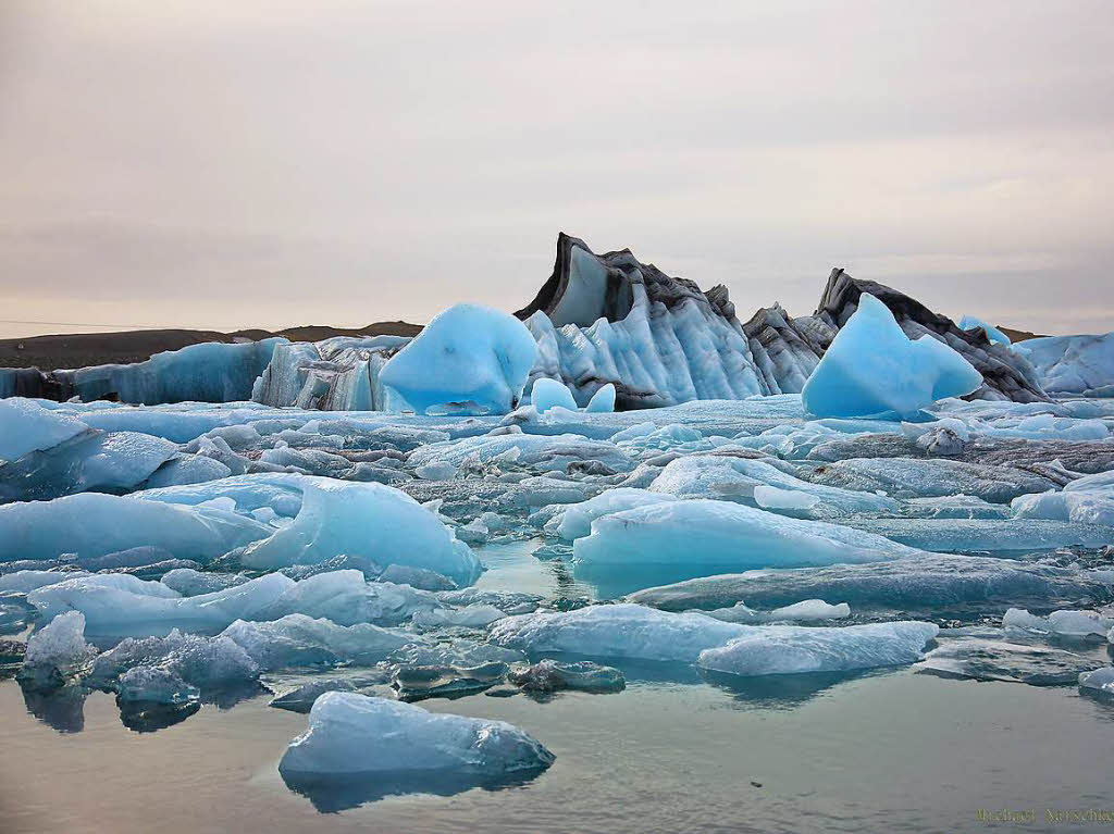 Michael Natschke: Das Bild ist dieses Jahr im Mrz in der Gletscherlagune Jkulsarlon in Island entstanden. Pltzlich ffnete sich der Himmel, sodass die Sonnenstrahlen dieses wunderbare Blau von dem ber tausend Jahre alten Eis zum Vorschein brachten.