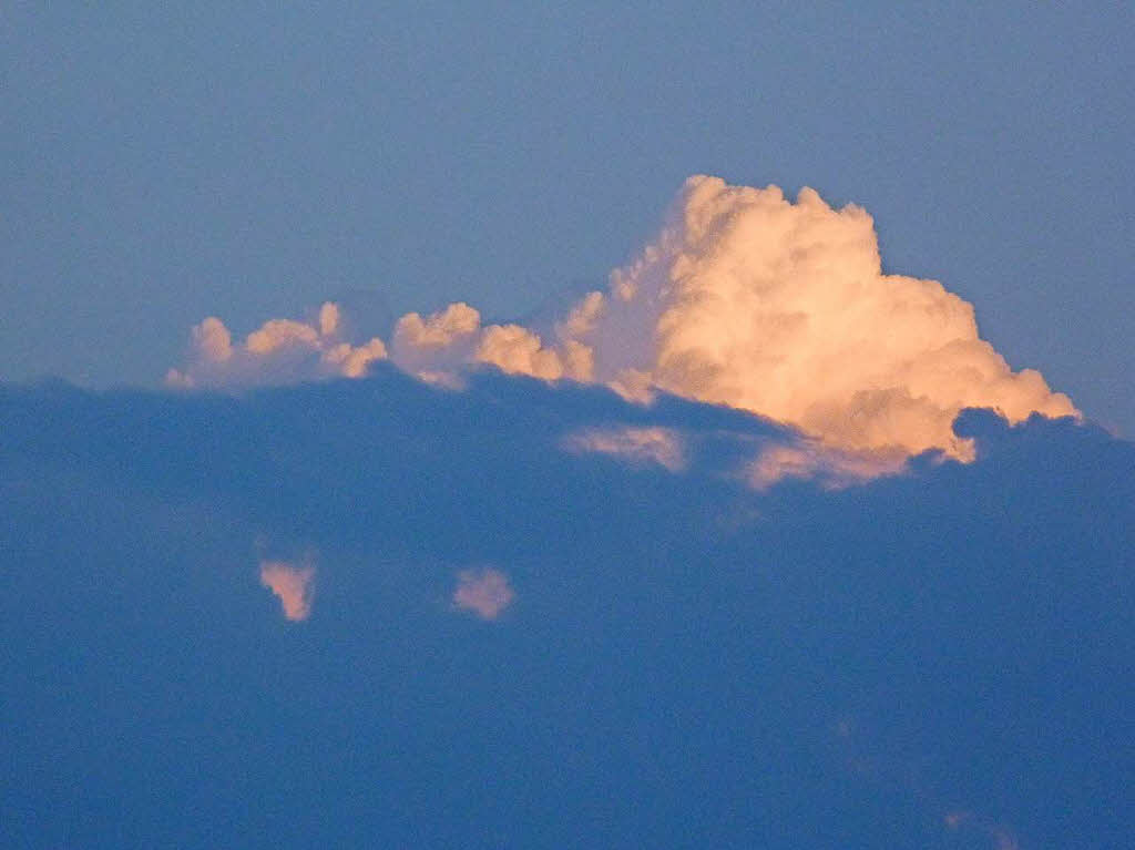 Dieter Rsch: Das Bild zeigt eine weie Wolke ber Basel, eingebettet in verschiedene Blautne.