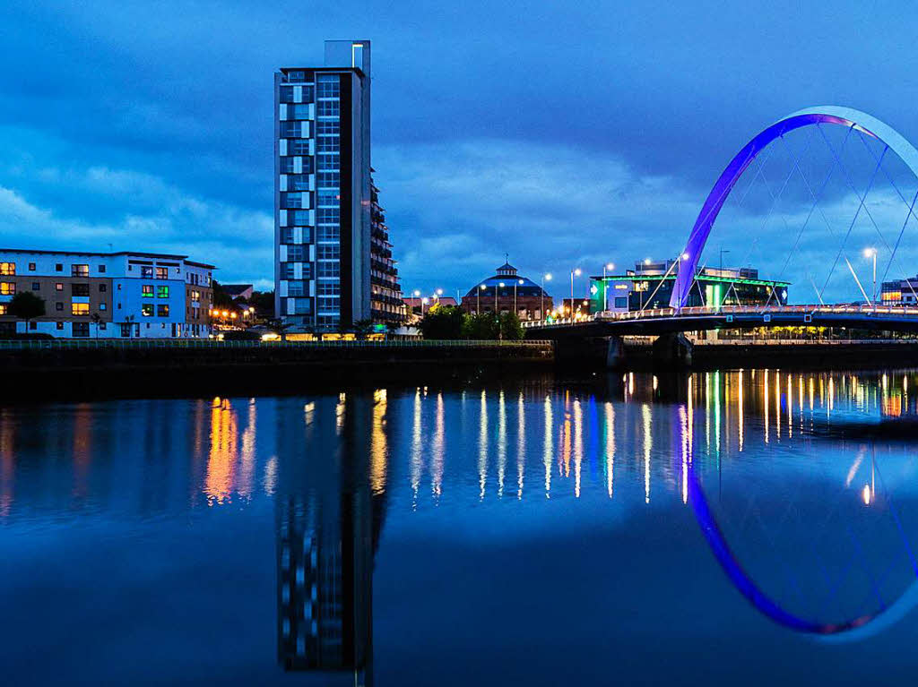 Harry Weiss: Auf meiner Schottland-Radreise durch Glasgow. Nachts auf Fotopirsch konnte ich die Clyde Bogen-Brcke in diesem tollen “Himmel”- Blau mit Langzeitbelichtung festhalten.