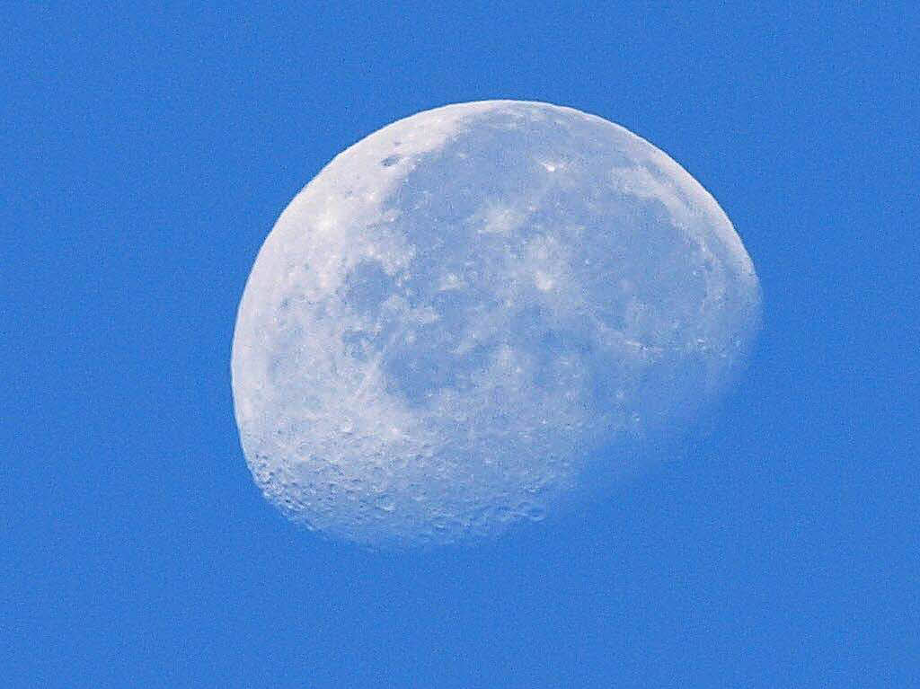 Hans-J. Kist: Unser Mond, ungeheuer schn ... wie er so steht im wolkenlosen Blau. In Lrrach morgens um 8.00 Uhr geknipst.