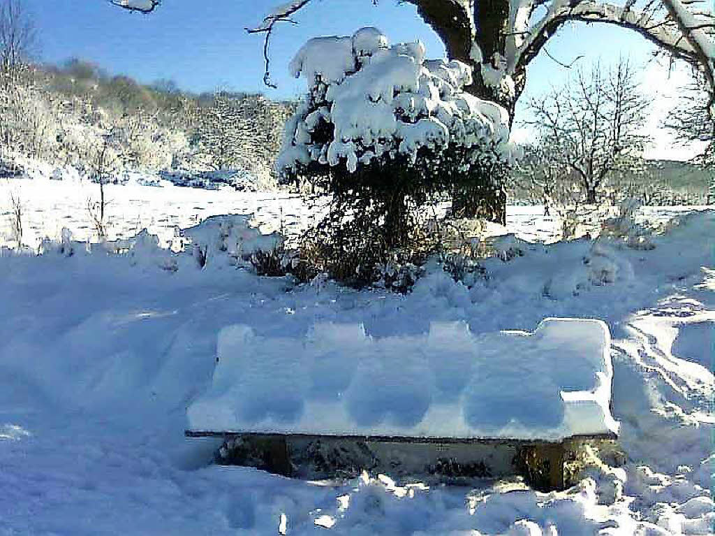 Hans-J. Kist: Schneesitz - Bank am tlinger Berg an einem blauen Wintertag 2012.