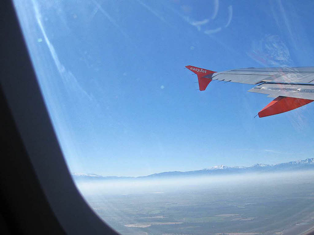 Christina Rasch: Das Foto wurde im November 2012 whrend eines Fluges von Marokko nach Basel aufgenommen. Es zeigt einen Flgel von EasyJet, den blauen Himmel und im Hintergrund die Alpen.