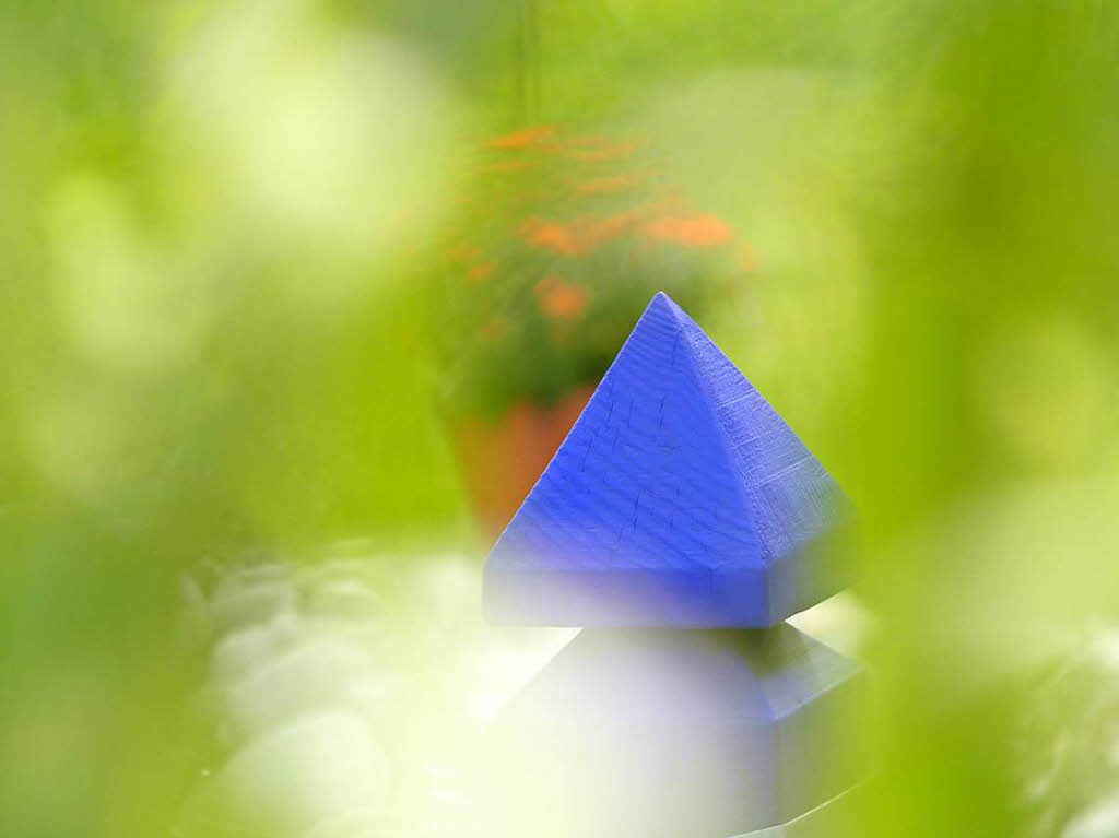 Reiner Hess: Blaue Pyramide - aufgenommen zu Hause in unserem Garten "Kunst im Garten".