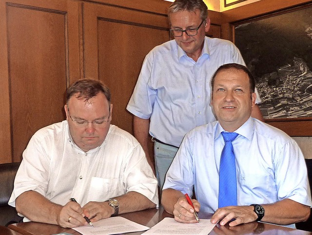 Brgermeister Hagenacker verpflichtet ...Andreas Gtz, in der Mitte Holger Weis  | Foto: Karlernst Lauffer