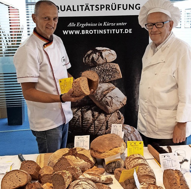 Qualittsprfer Karl-Ernst Schmalz (li...Innung Mllheim begutachten das Brot.   | Foto: privat