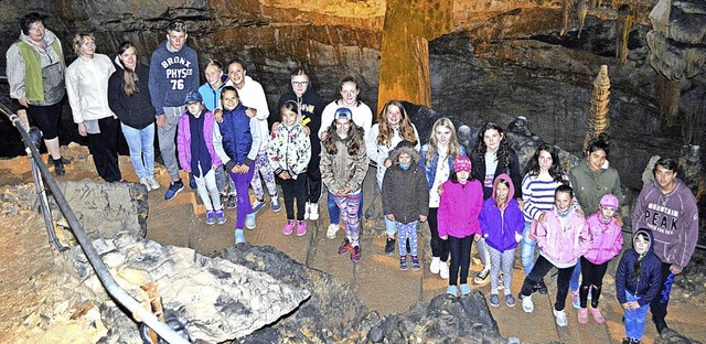 Kinder und Jugendliche aus Weirusslan...ner Tropfsteinhhle im Schweizer Jura   | Foto: THR