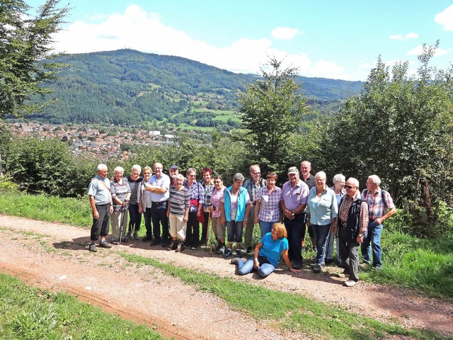 Die frohgelaunte Wanderschar des Schwa...ick aufs Hebeldorf und die Hohe Mhr.   | Foto: Brust