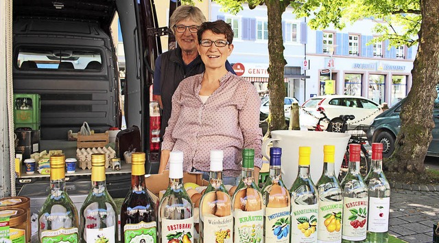 Der Obsthof Schneider (vorn Sandra Sch... ber 40 Jahren  auf den Wochenmarkt.   | Foto: Anja Bertsch