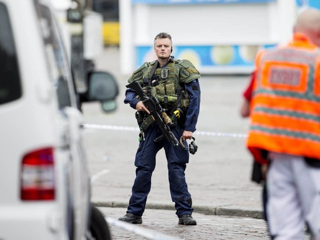 Einsatzkrfte sichern den Tatort in Turku.  | Foto: AFP