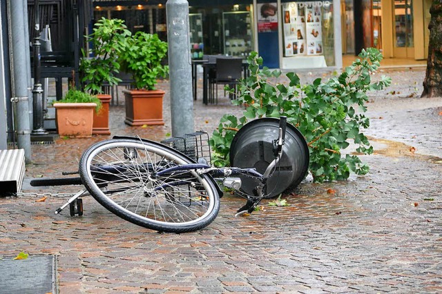 Das kurze Unwetter hat einiges umgeblasen.  | Foto: Kathrin Ganter