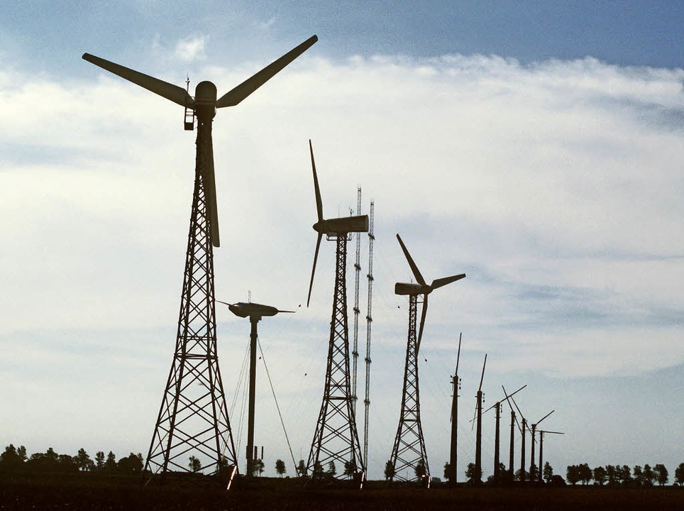 Da dreht sich was: der Windpark im Kai... an gleicher Stelle 30 Jahre später.    | Foto: dpa