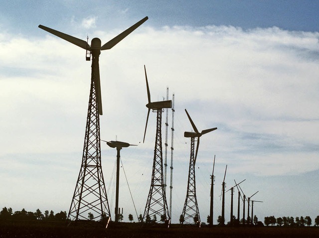 Da dreht sich was: der Windpark im Kai... an gleicher Stelle 30 Jahre spter.    | Foto: dpa