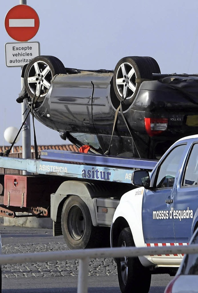 Der Wagen, in dem fnf Terroristen vor...nd der Verfolgungsfahrt berschlagen.   | Foto: AFP