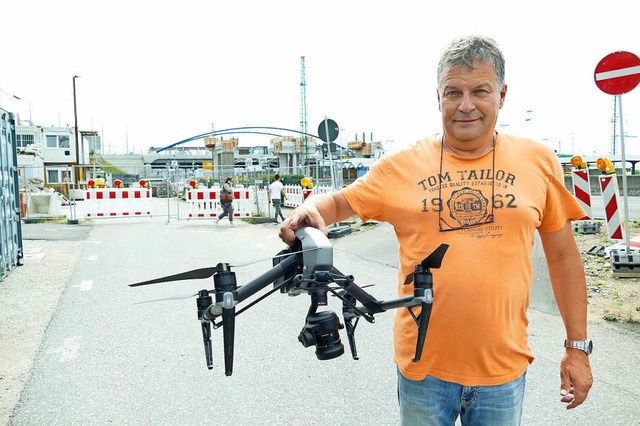 Matthias Oettel mit seiner Drohne.  | Foto: Ulrich Senf
