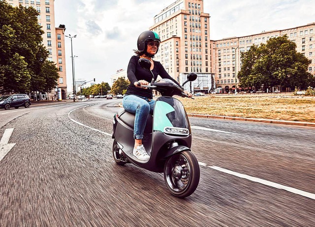 Eine Frau fhrt mit einem E-Motorrolle...deten Bosch Tochter Coup durch Berlin.  | Foto: Bosch