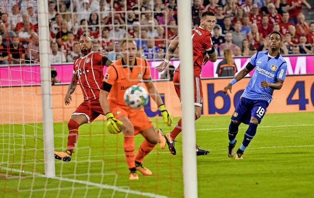Neuzugang Niklas Sle (Zweiter von rec...t per Kopf zum 1:0 fr den FC Bayern.   | Foto: AFP