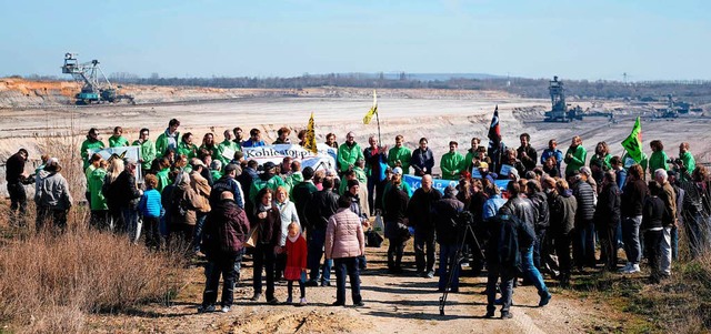 Mehr Demonstranten als Einwohner &#821...d die Plne des Energiekonzerns Mibrag  | Foto: dpa