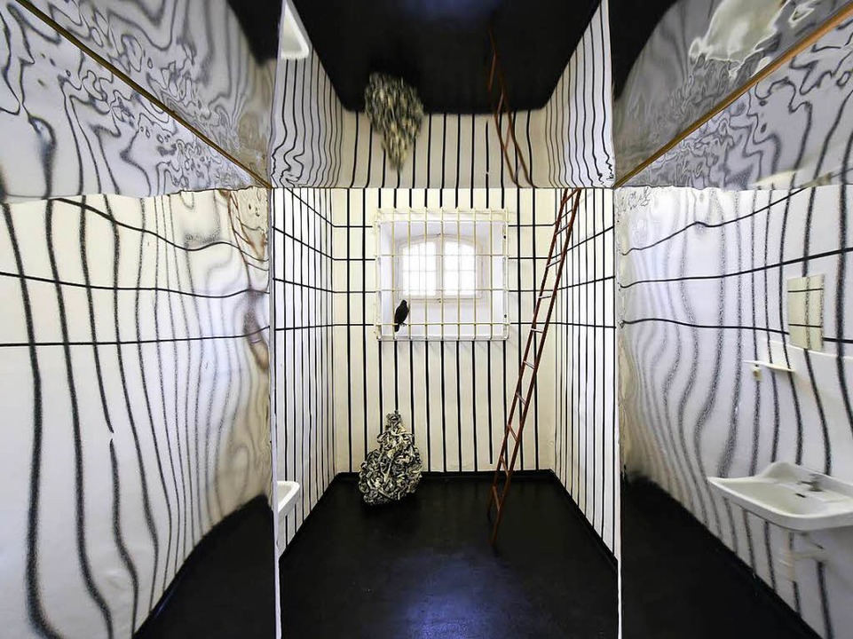 Die Leiter als Illusion einer Fluchtm...chaela Hhlein-Dolde in Szene gesetzt.  | Foto: Thomas Kunz