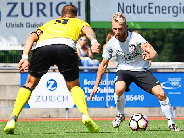 Den Weiler Spielmacher Yannik Weber (r...itn Mario Hess aus dem Spiel nehmen.   | Foto: Matthias Konzok