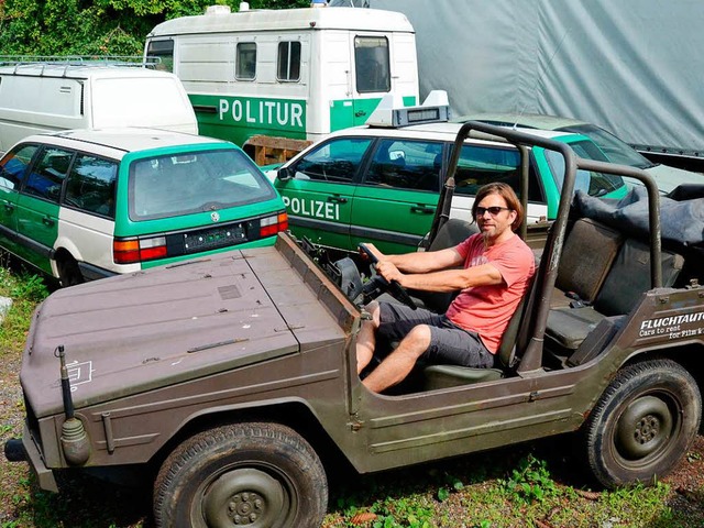 Florian Lemke in seinem Bundeswehr-Iltis aus &#8222;Neue Vahr Sd&#8220;.  | Foto: Konstantin Grlich