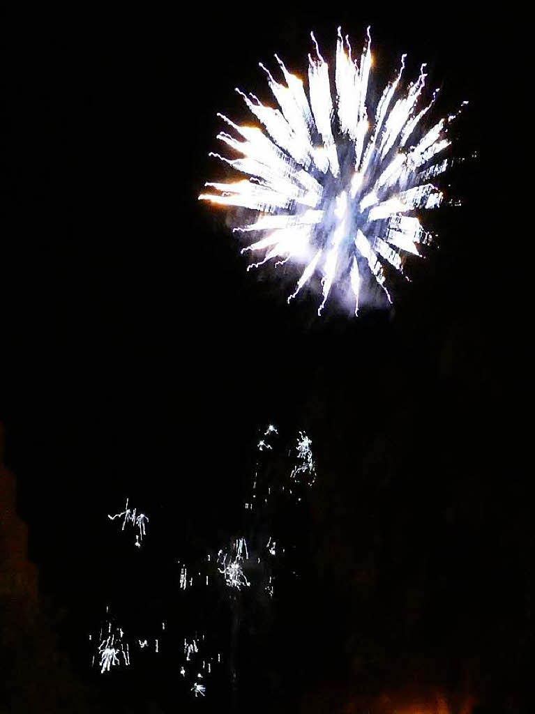 Das  Feuerwerk zieht viele Besucher an.