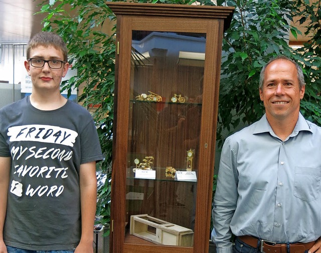 Markus Burkharts Gesellenstck gewinnt; rechts Schreinermeister Harald Ringswald  | Foto: Georg Vo