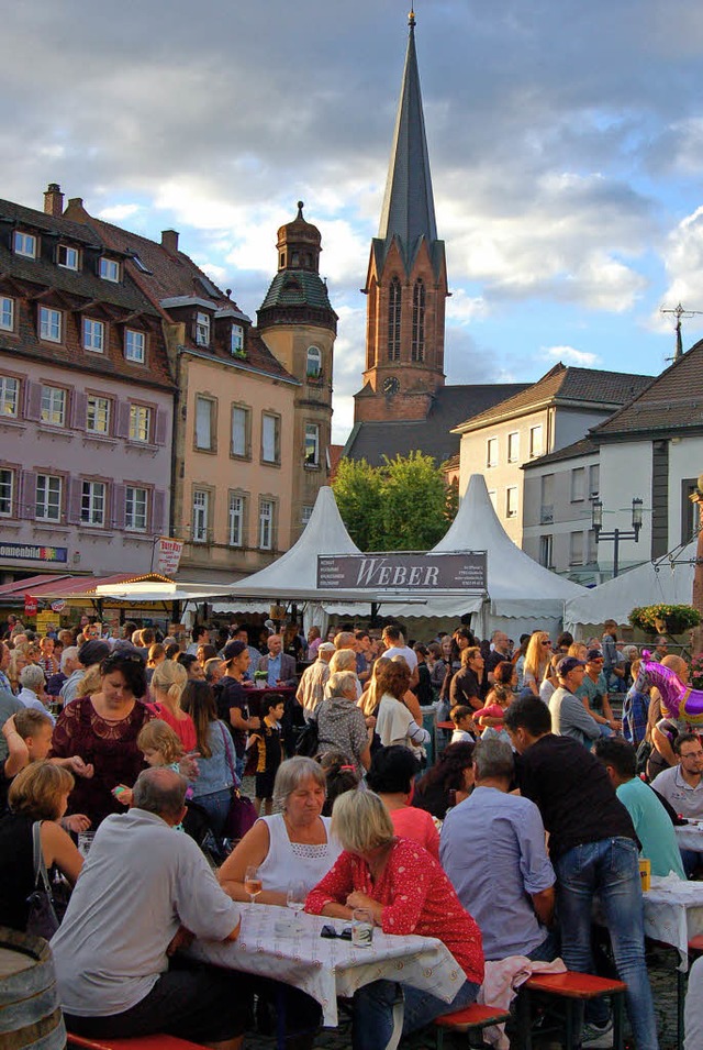Dicht gedrngt saen die Besucher bei ...n am Samstagabend  auf dem Marktplatz.  | Foto: Christian Ringwald