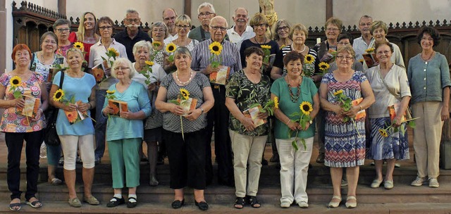 Zahlreiche Ehrenamtliche bekamen zum Dank ein Geschenk und eine Sonnenblume.   | Foto: privat