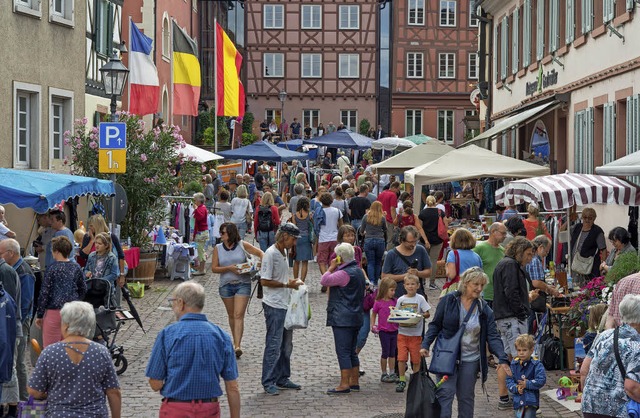 Trotz der Regenschauer waren viele Men... zum Flohmarkt in die Stadt gekommen.   | Foto: Olaf Michel