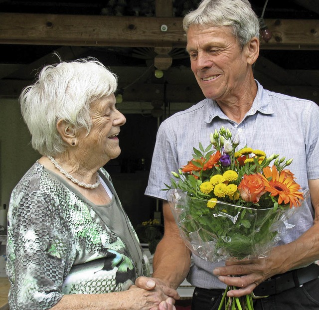 Edwin Hofmann gratulierte Maria Kottal.   | Foto: Manfred Lange