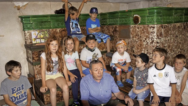 Die Kinder lauschten auf der alten Kun... ber 100 Jahren zu berichten hatte.    | Foto: Reinhard herbrig