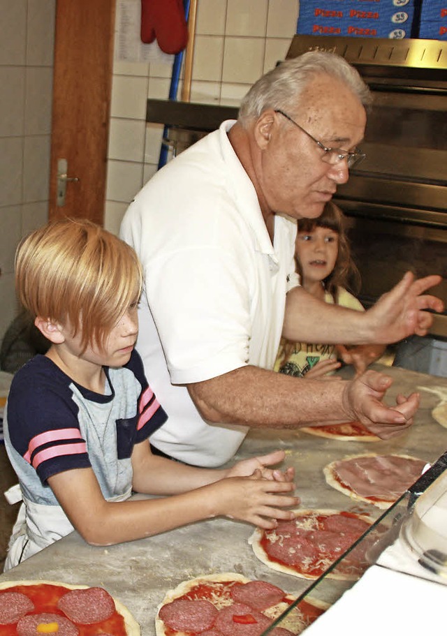 Gerardo Mandiello gab den Kindern viele Tipps, wie eine gute Pizza entsteht.   | Foto: Gerd Leutenecker