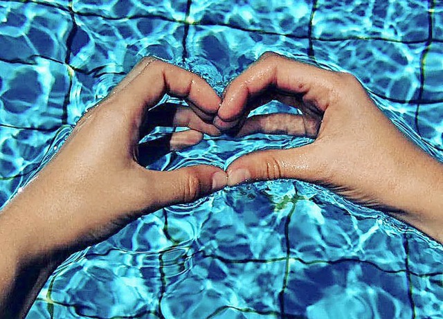 Erster Platz: Die Hnde der 12-jhrige...erz mit blauem Wasser im Hintergrund.   | Foto: Regina Goetz