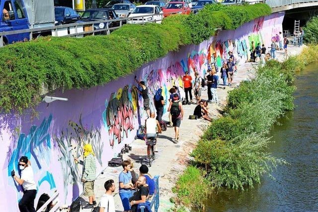 Graffiti-Knstler besprhen 100 Quadratmeter Dreisam-Mauer