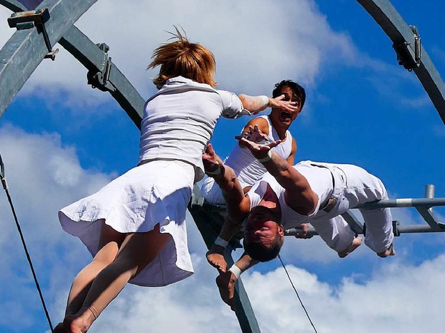 Akrobatik ber den Kpfen der Zuschauer  | Foto: Ingrid Bhm-Jacob