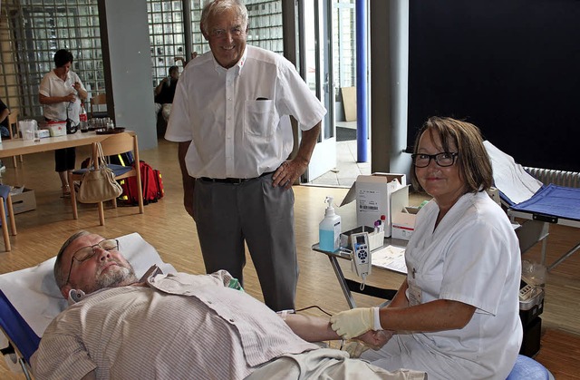 Lothar Fleck und Elke Schink vom Bluts...ser bei der jngsten Aktion in March.   | Foto: Mario Schneberg