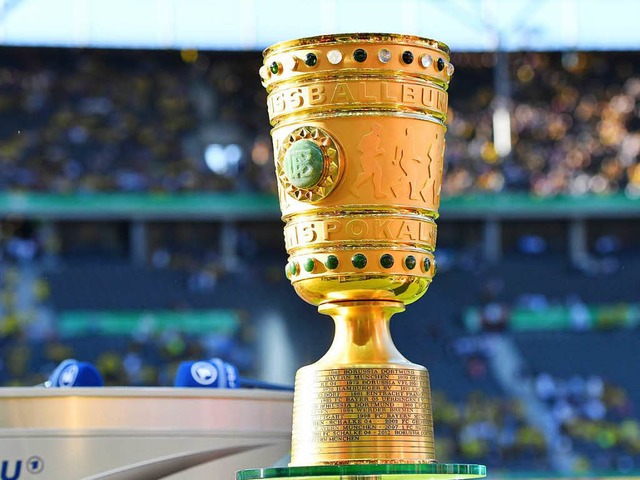 Um ihn geht&#8217;s: Der DFB-Pokal  | Foto: dpa