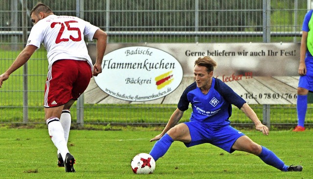Florian Heitzmann (rechts) vom FC Neus...tadelhofen zum vorentscheidenden 2:0.   | Foto: Bernd Seger