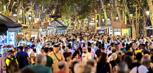 Flanieren kann ein Statement sein: Nac... in Barcelona wieder voller Menschen.   | Foto: dpa