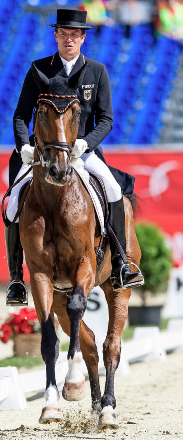 Dressur (Kai Ruder mit Colani Sunrise)...Disziplinen im Vielseitigkeitsreiten.   | Foto: dpa (2), AFP