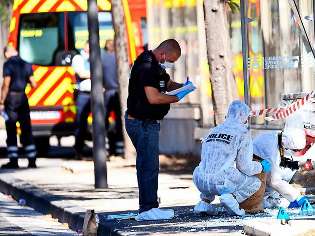 Forensiker untersuchen in Marseille die Bushaltestelle.  | Foto: AFP