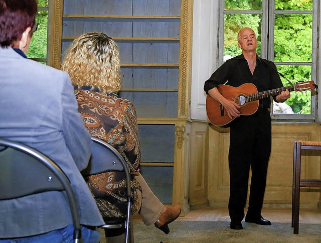 Joachim Kehrhahn sang in der Bibliothe...nzsische und sdamerikanische Lieder.  | Foto: Sandra DEcoux-KOne