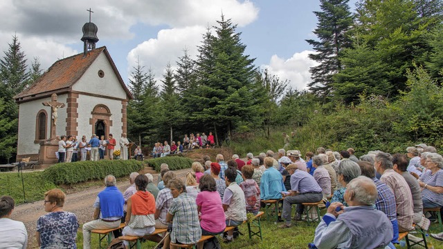 Rund um die Kapelle saen die Teilnehmer der Helgestckle-Wallfahrt.   | Foto: Olaf Michel