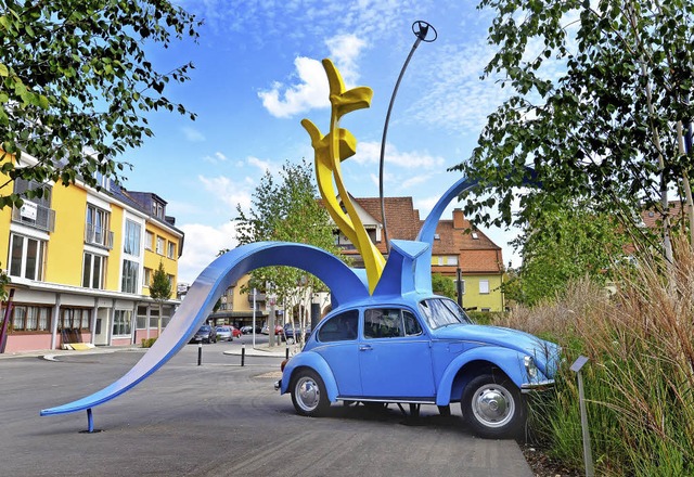 Bunte Farben, aber ein dsterer Hinter...on Stefan Rohrer vor den Donauhallen.   | Foto: Museum Art Plus