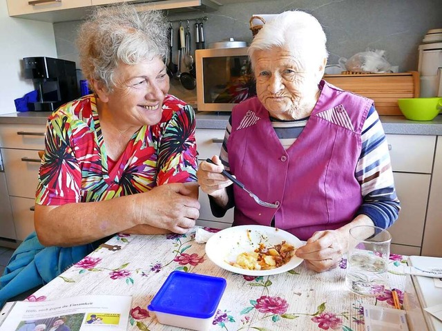 Mahlzeit: Erika Wohllaib (links) servi...s Essen und leistet ihr Gesellschaft.   | Foto: Ralf Morys