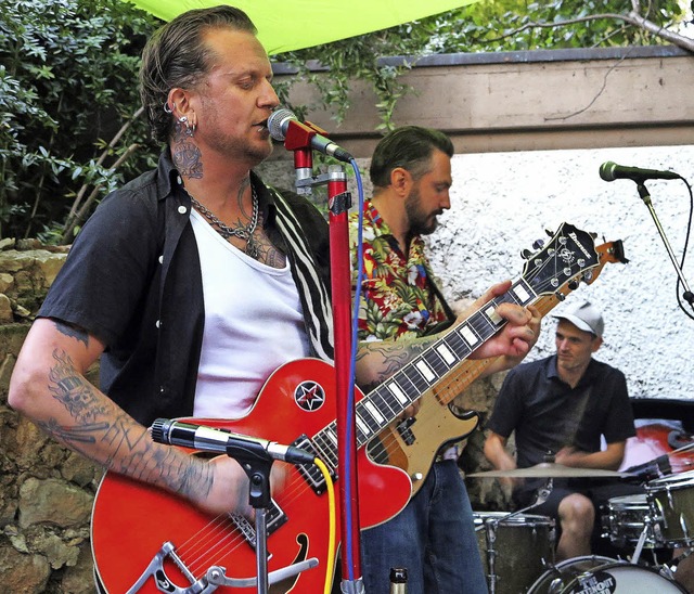 The Burnout Trio (Foto links) mit ihre...sik    beim Auggener Brunnenbuck-Rock   | Foto: Dorothee Philipp